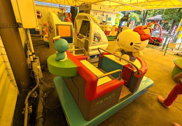 福岡市動物園の南園に位置する遊戯施設「ミニ遊園地」の遊具、キティちゃんとペンギンがいる乗り物